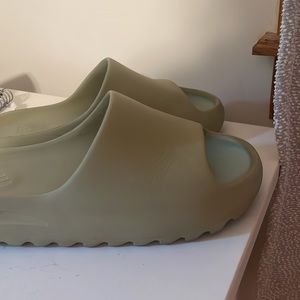 Men’s 8.5 Yeezy Slides Green